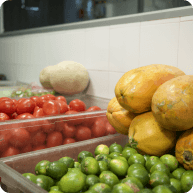 Cajas con diferentes frutas y verduras