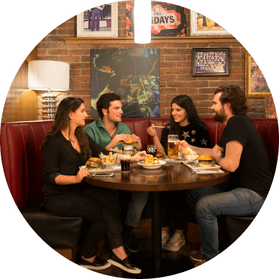 4 amigos disfrutando de una comida deliciosa